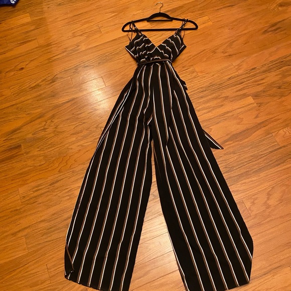 L'ATISTE WIDE-LEG SIDE SLIT JUMPSUIT LARGE - Picture 3 of 7